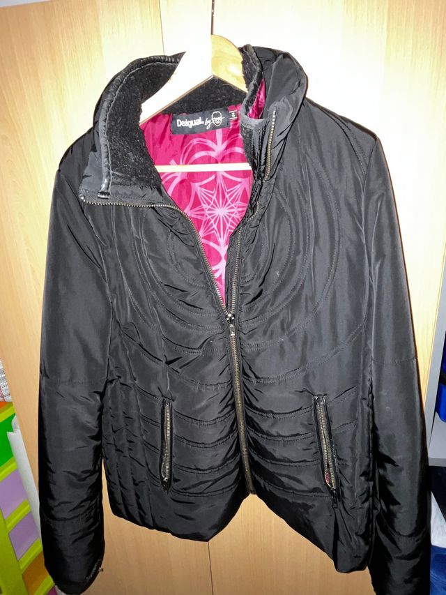 Abrigo negro de desigual