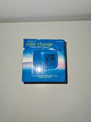 Reloj alarma digital que cambia de color