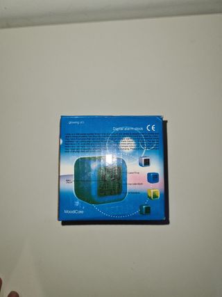 Reloj alarma digital que cambia de color