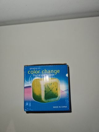 Reloj alarma digital que cambia de color