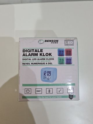 Reloj digital alarma que cambia de color