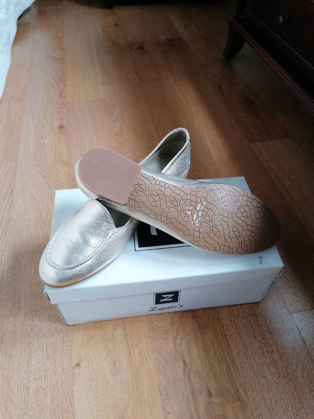 zapatos bajos dorados