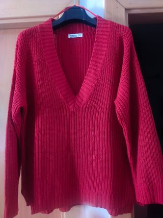 Jersey de Stradivarius chica cuello pico