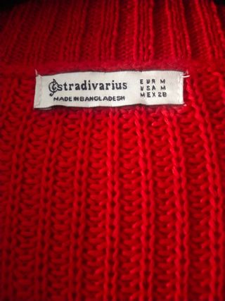 Jersey de Stradivarius chica cuello pico