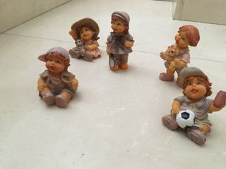 Lote de 15 figuras de resina (niños y niñas)