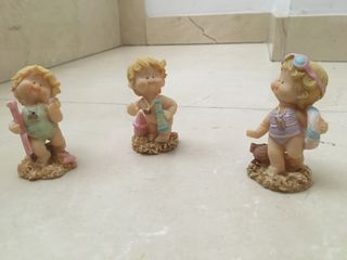 Lote de 22 figuras de resina (niños en la playa)