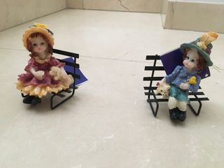 Lote de 20 figuras de resina (niños en banco)