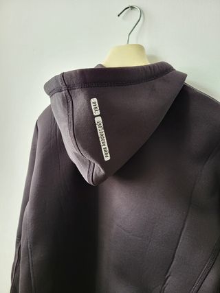 Chaqueta chándal Puma. Tacto neopreno. 