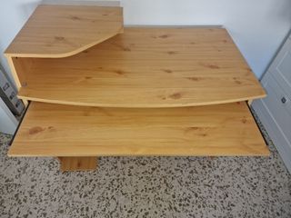 escritorio madera con bandeja teclado y ordenador