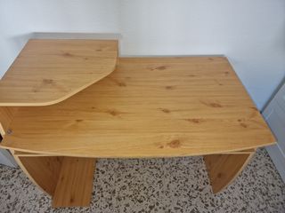 escritorio madera con bandeja teclado y ordenador