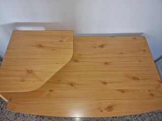 escritorio madera con bandeja teclado y ordenador