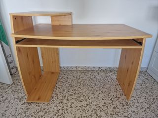 escritorio madera con bandeja teclado y ordenador