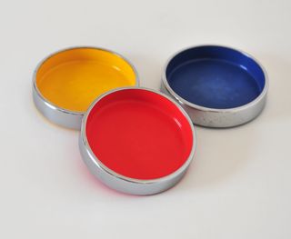 Tres ceniceros vintage de metal cromado y plástico