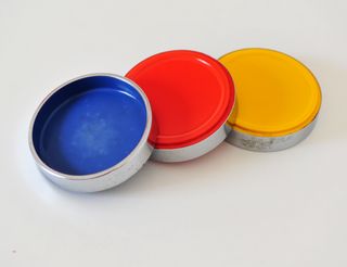 Tres ceniceros vintage de metal cromado y plástico