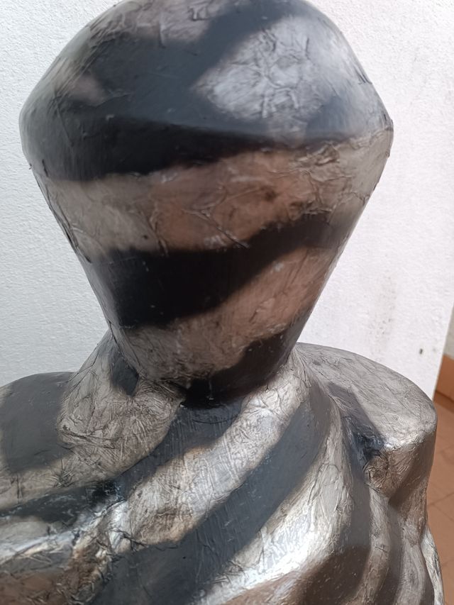 escultura moderna de más de un metro