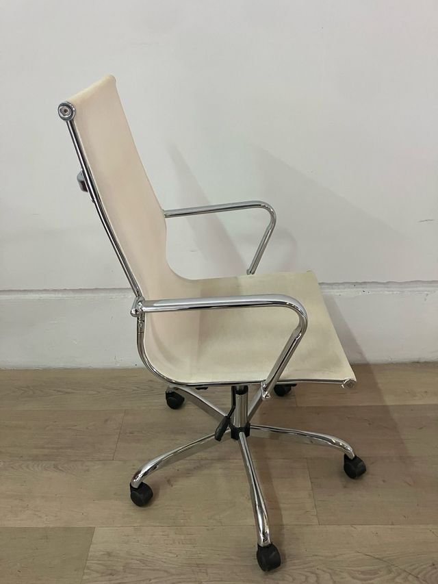 Silla blanca con signos de desgaste