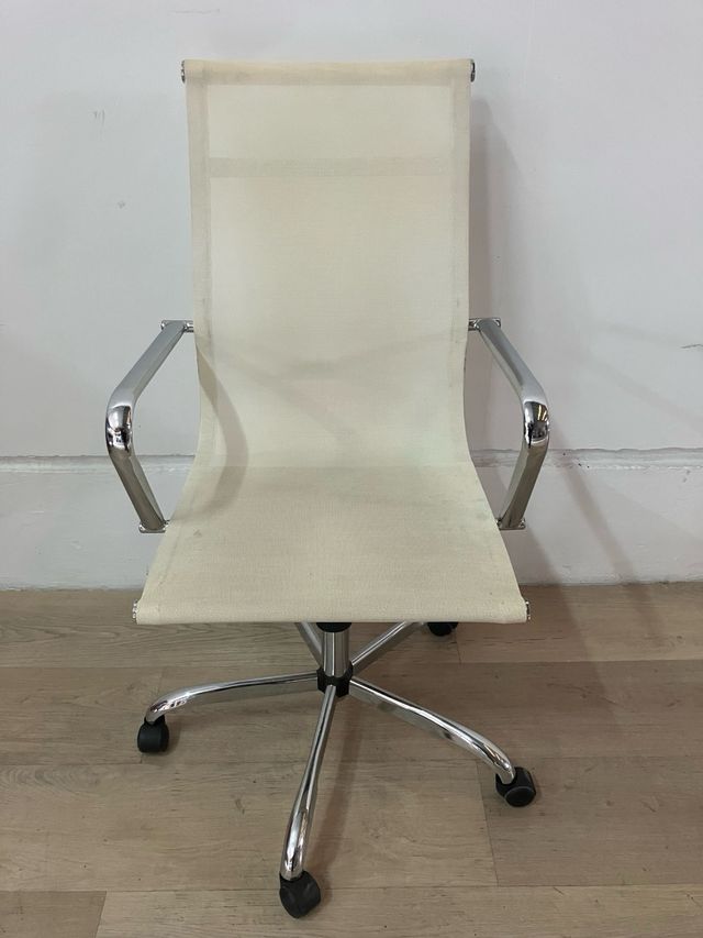 Silla blanca con signos de desgaste