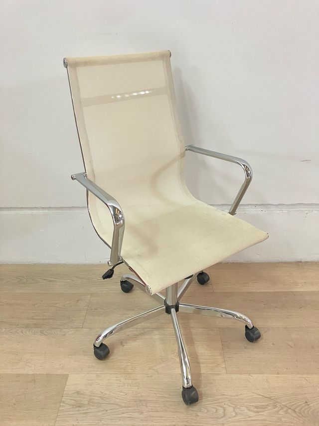 Silla blanca con signos de desgaste