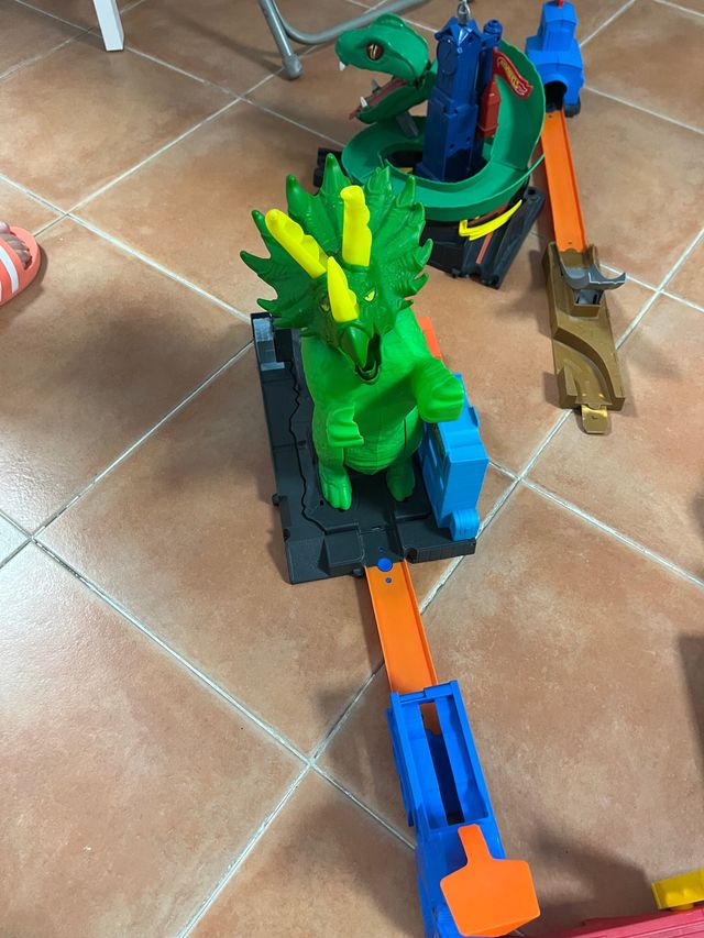 HOT WHELLS - SMASHIN TRICERATOPS