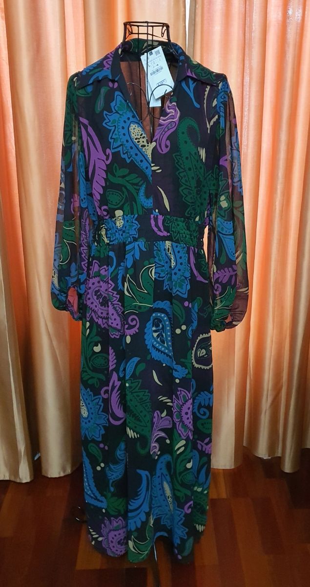 Vestido largo estampado Zara.