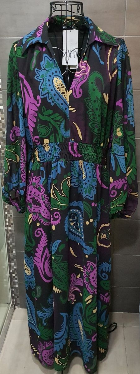 Vestido largo estampado Zara.