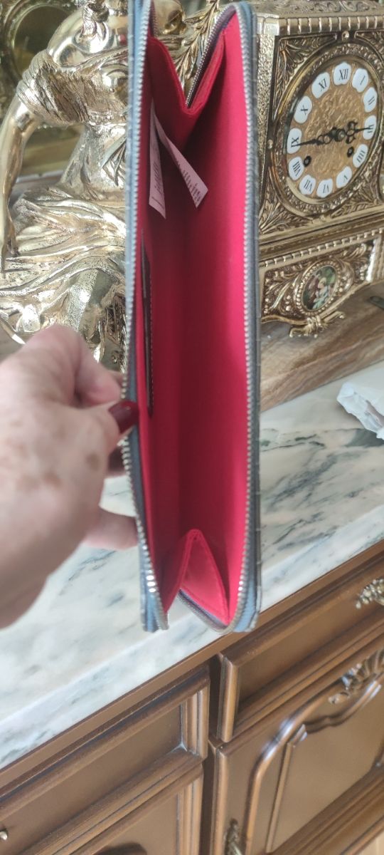 Cartera de piel vacuno labrada de Marflores gris