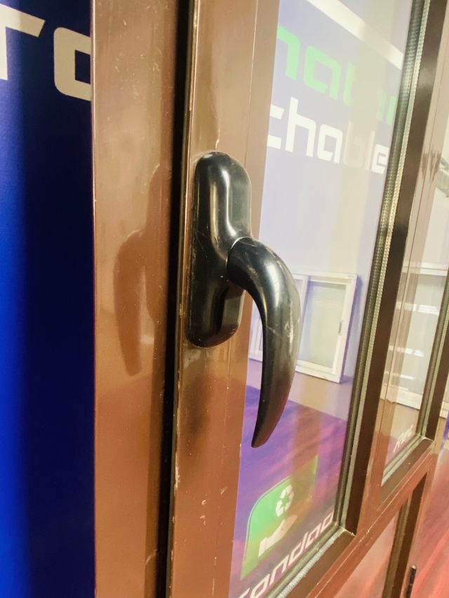 Nº102. Puerta climalit de aluminio marrón.