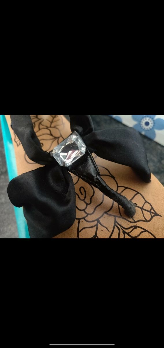 Sandálias rasas pretas com palmilha em pele