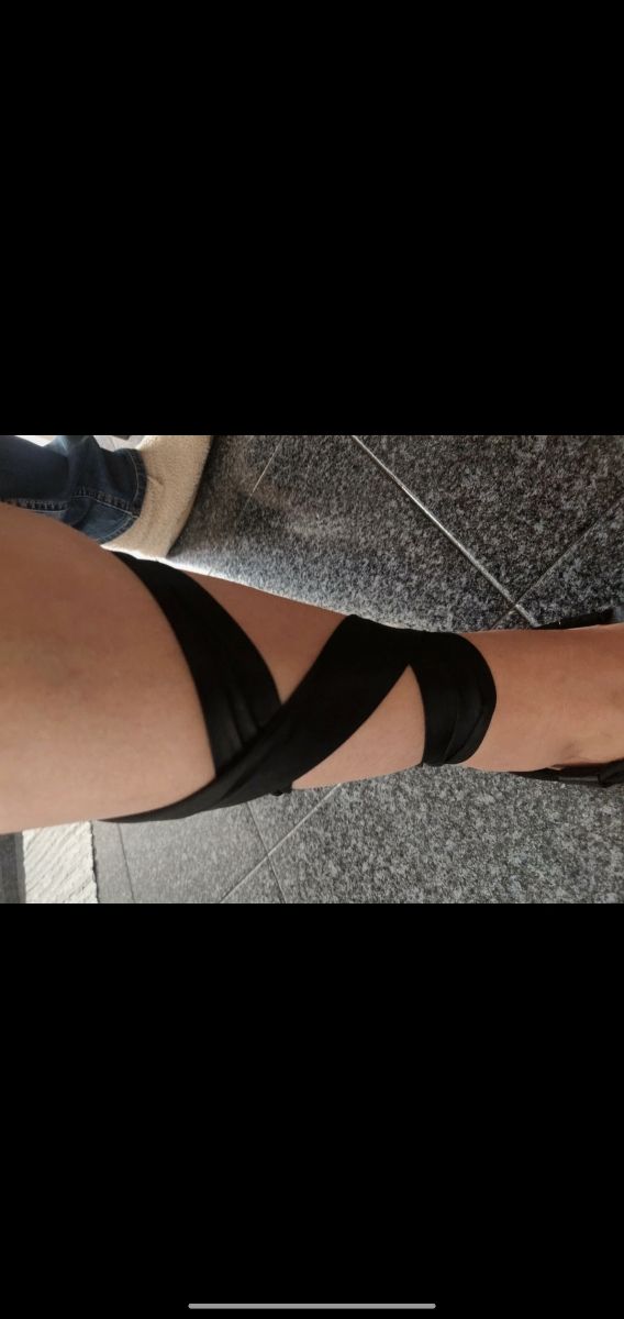 Sandálias rasas pretas com palmilha em pele