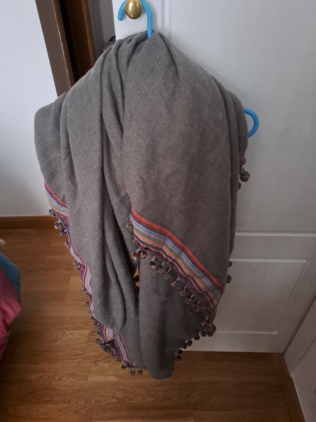 Bufanda con pompones en los bordes