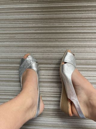 Sandalias plateadas con un poquito de tacon talla