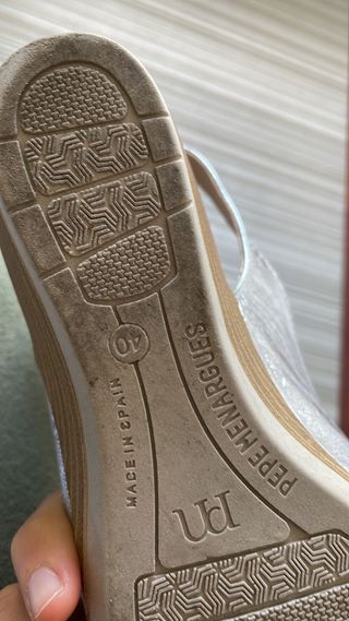 Sandalias plateadas con un poquito de tacon talla