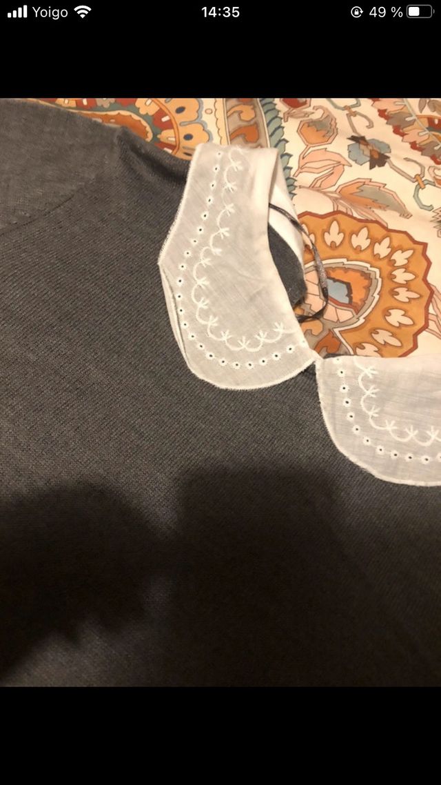 Jersey gris cuello blanco