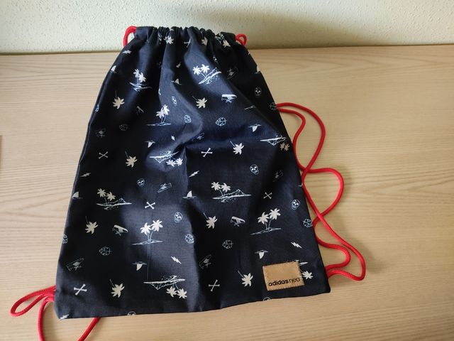 Mochila adidas con estampado