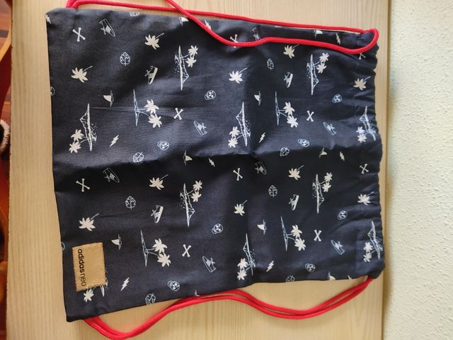 Mochila adidas con estampado