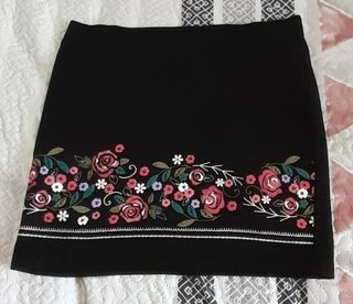 FALDA NEGRA AJUSTADA. SIN ESTRENAR. TALLA L