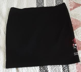 FALDA NEGRA AJUSTADA. SIN ESTRENAR. TALLA L