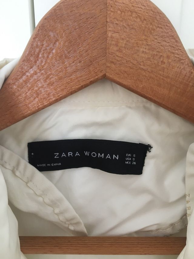 Cazadora impermeable de Zara blanca