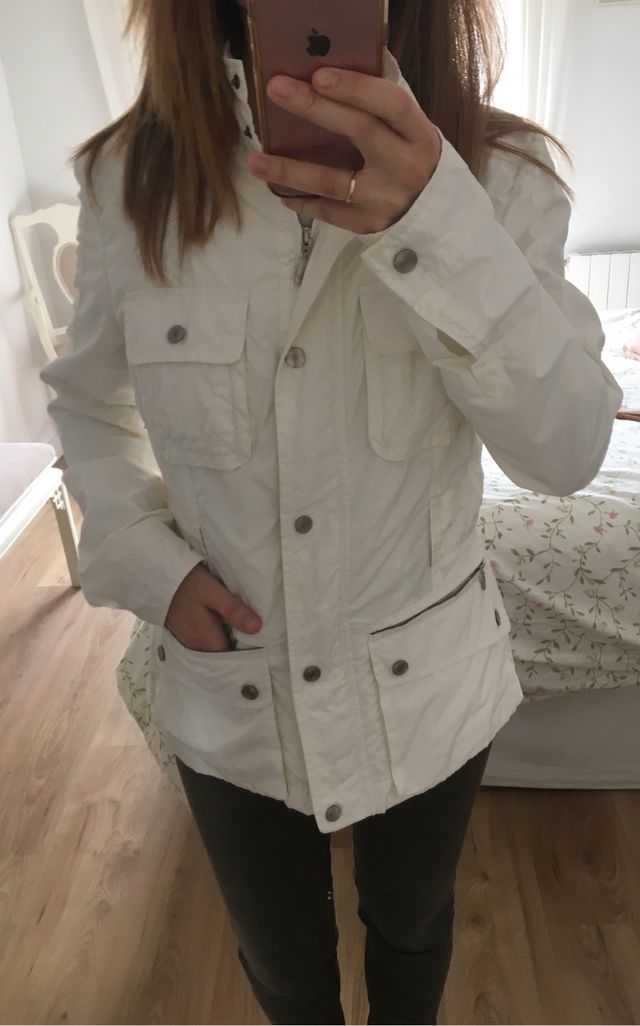 Cazadora impermeable de Zara blanca