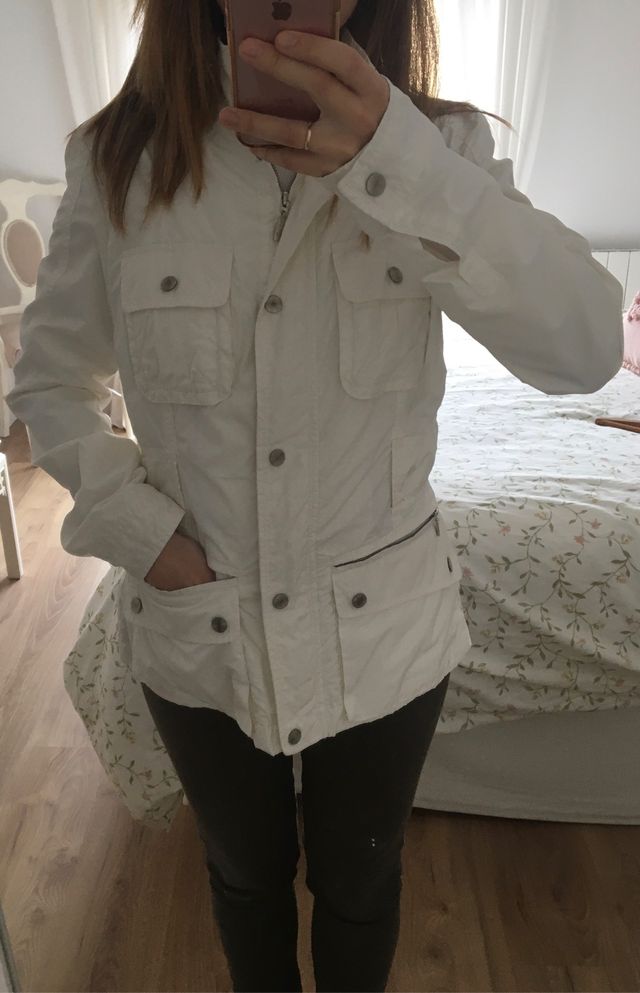 Cazadora impermeable de Zara blanca