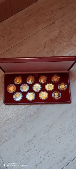 Estuche 13 Arras Reales. Monedas de plata y oro.