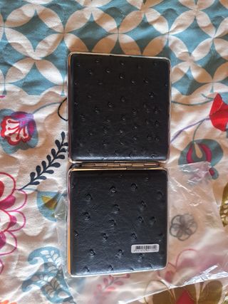 Pitillera negra rígida. Regalo