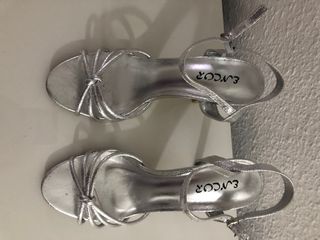 Sandalia plateada