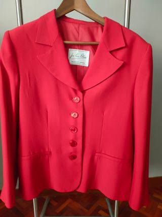 traje de chaqueta y falda rojo