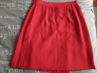 traje de chaqueta y falda rojo