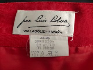 traje de chaqueta y falda rojo