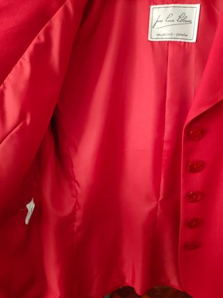 traje de chaqueta y falda rojo