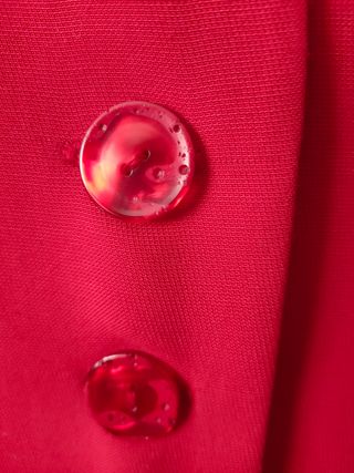 traje de chaqueta y falda rojo