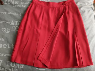 traje de chaqueta y falda rojo