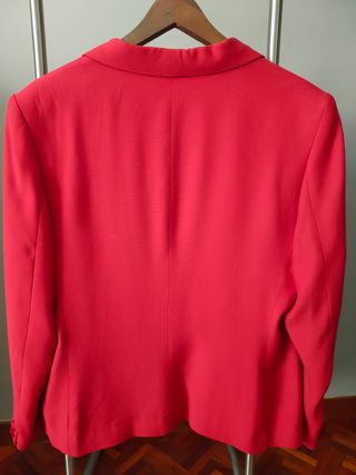 traje de chaqueta y falda rojo